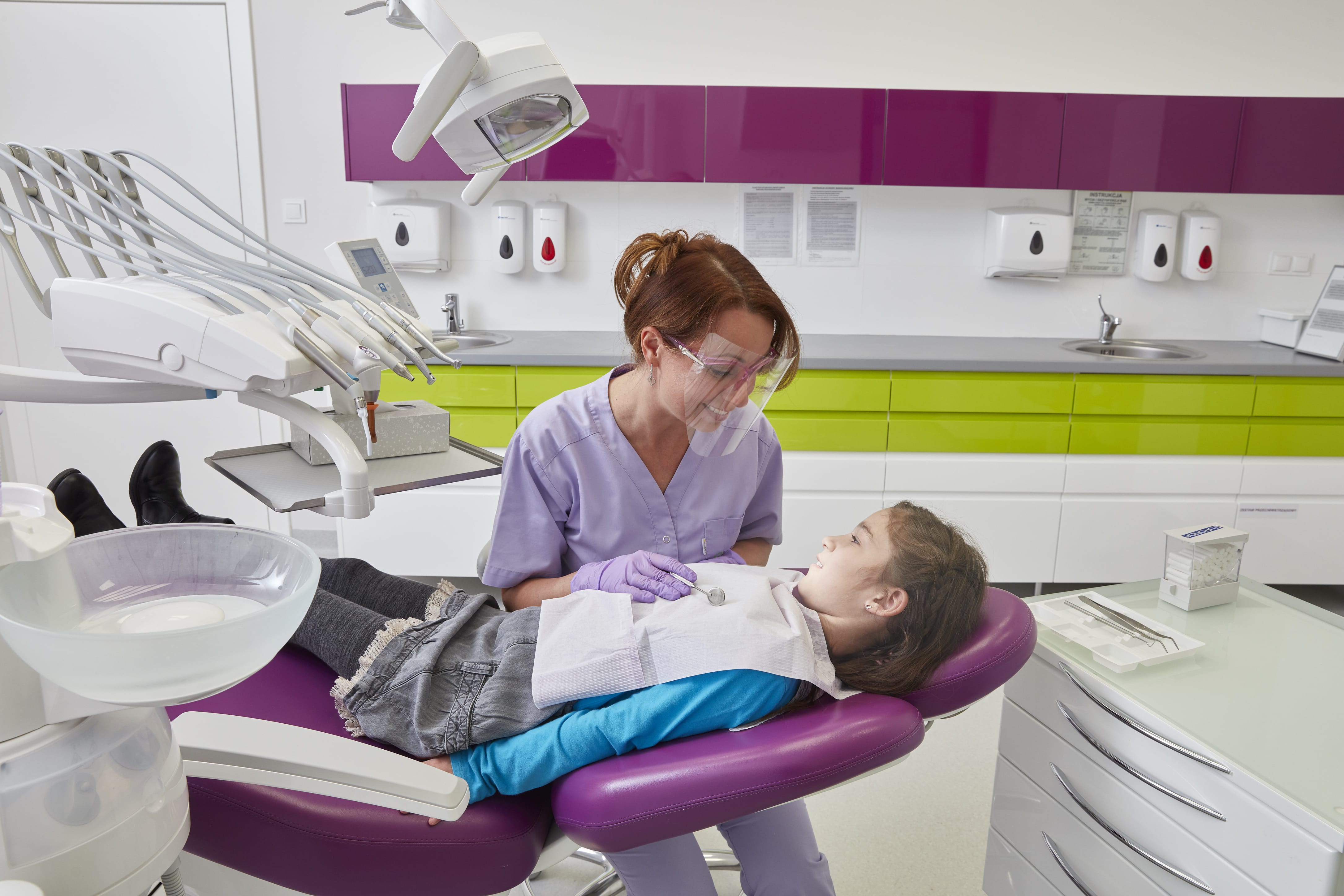 dziecko na fotelu stomatologicznym wraz z panią doktor dentystą Iwoną Bolc